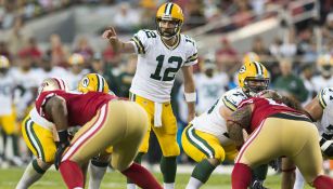 Aaron Rodgers jugando contra 49ers