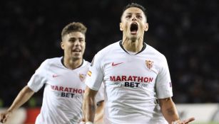 Chicharito celebra un gol con el Sevilla 