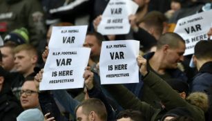 Protestas de aficionados ingleses contra el VAR