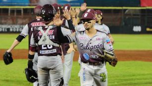 Tomateros: Jugadores chocan manos antes de un partido