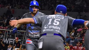 Jugadores de Yaquis celebran tras haber anotado