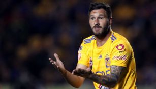 Gignac reclama en un partido de Tigres