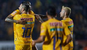 Tigres festejando victoria 