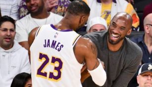 Bryant y James se saludan en un juego de los Lakers