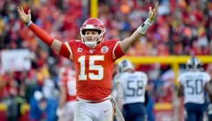  Patrick Mahomes festeja un pase de TD contra Titans