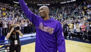 Kobe Bryant saluda a la afición en 2016