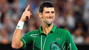 Novak Djokovic festeja tras vencer a Roger Federer