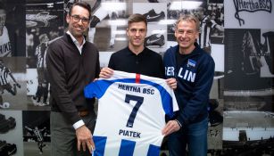 Krzysztof Piatek posa con la camiseta del Hertha Berlín 