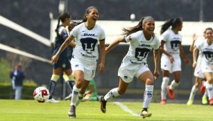 Edna Santamaria celebrando su anotación ante América