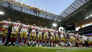 Jugadores de San Francisco 49ers guanda minuto de silencio 