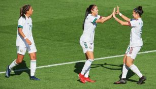 Jugadoras de la Selección Mexicana Femenil celebrando un gol