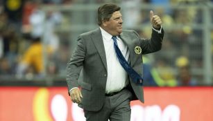 Miguel Herrera saluda en un juego del América