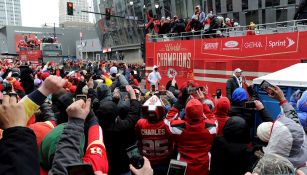 Seguidores de los Chiefs ven pasar el autobús de los campeones