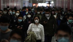 Ciudadanos chinos se protegen con cubrebocas ante el Coronavirus 