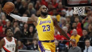 LeBron James jugando con los Lakers