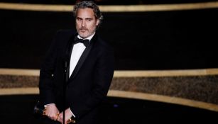 Joaquin Phoenix con el Oscar en las manos