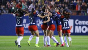 Jugadores de Chivas Femenil celebrando un gol