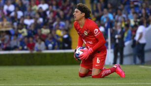 Guillermo Ochoa en partido con América