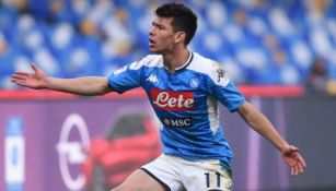 Hirving Lozano reclamando una falta en un partido con Napoli
