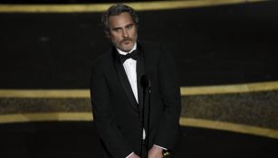 Joaquin Phoenix recibiendo su premio al Mejor Actor