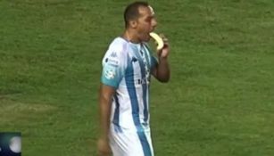 Marcelo Díaz comiendo un plátano en el Racing vs Independiente