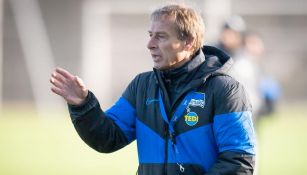Jürgen Klinsmann dirige una sesión del Hertha
