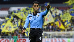 Adonai Escobedo durante un duelo de la Liga MX