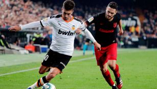 Torres y Koke pelean por el esférico en el Mestalla 
