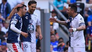 Jugadores de Pachuca celebran un gol