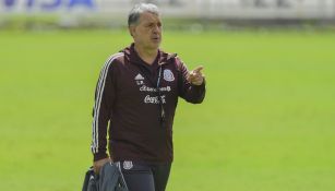 Tata Martino da indicaciones a sus pupilos en un entrenamiento