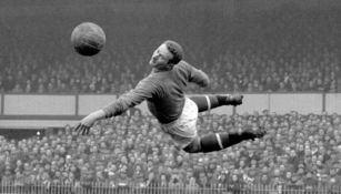 Harry Gregg durante un partido con Manchester United