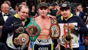 Canelo Álvarez presume sus cinturones