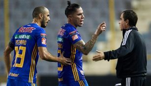 Carlos Salcedo durante un duelo con Tigres en Concacaf 