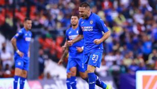 Pablo Aguilar durante un partido con Cruz Azul