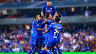 Cruz Azul festejando en el Estadio Azteca