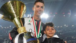 Cristiano posa con su hijo tras un partido de Juventus