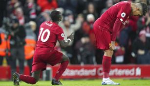 Jugadores del Liverpool se lamentan durante un juego