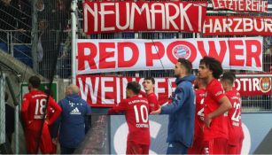 Jugadores del Bayern Munich tratan de calmar a sus aficionados