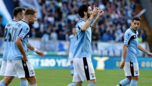 Jugadores de la Lazio festejan una anotación sobre el Bolonia