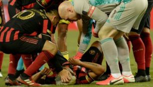 Josef Martínez es consolado por sus compañeros tras lesión