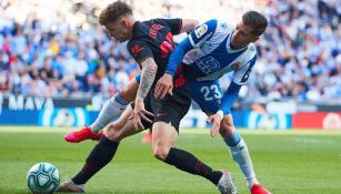 Trippier pelea el balón para el Atlético de Madrid