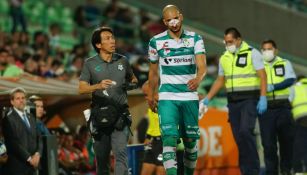 Matheus Dória salió lesionado del partido