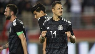 Chicharito Hernández, celebra un gol con México