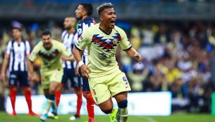 Roger Martínez en un partido con América