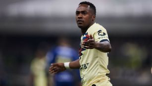 Renato Ibarra durante un partido del América