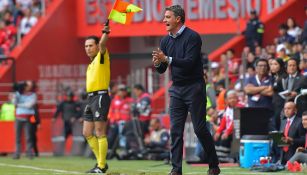 Míchel González  en un partido de Pumas