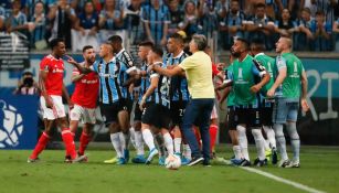 Jugadores del Gremio e Internacional discuten en un cotejo