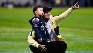 Nico junto a su hijo en la cancha del Estadio Azteca