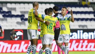 Jugadores de León celebrando un gol ante Pumas