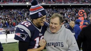 Tom Brady y Bill Belichick se abrazan